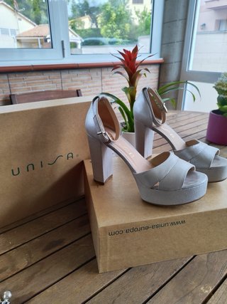 Zapatos de tacón plateados UNISA