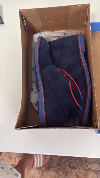 Botines azules con cordones rojos