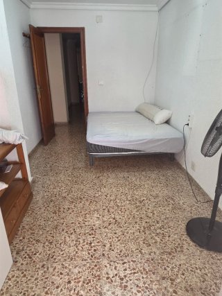 Se alquila habitacion