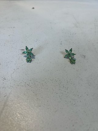 Pendientes de flor verde de niña de mujer brillant