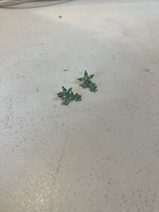 Pendientes de flor verde de niña de mujer brillant
