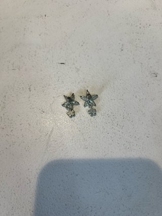 Pendientes de flor verde de niña de mujer brillant
