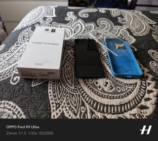 Motorola Edge 70 Fusion azul, con dos fundas