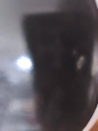 Tetera blanca con asa negra