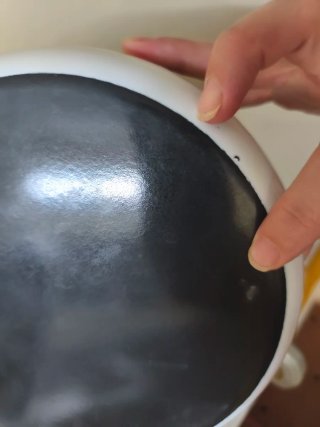 Tetera blanca con asa negra