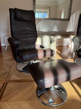 2 Sillones de piel con reposapiés