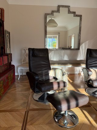 2 Sillones de piel con reposapiés