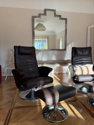 2 Sillones de piel con reposapiés