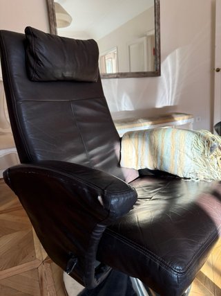 2 Sillones de piel con reposapiés