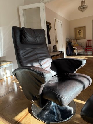 2 Sillones de piel con reposapiés