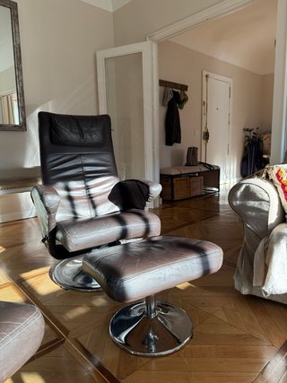 2 Sillones de piel con reposapiés