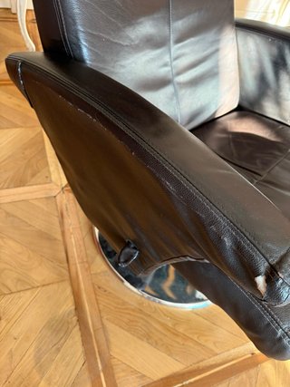 2 Sillones de piel con reposapiés
