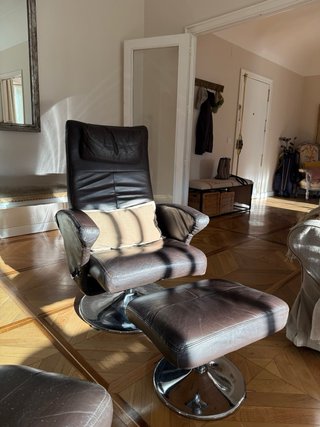 2 Sillones de piel con reposapiés