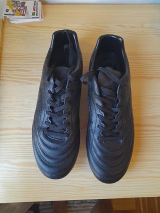 Botas de fútbol negras