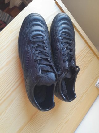 Botas de fútbol negras
