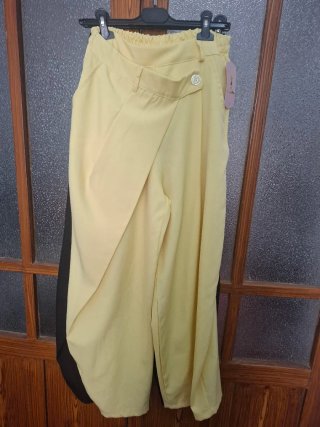 Pantalón estilo capa amarillo