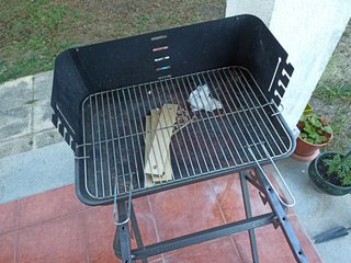Barbacoa de metal con ruedas