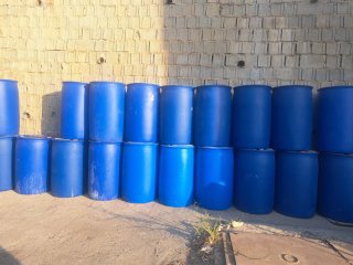 Bidones azules para construcción