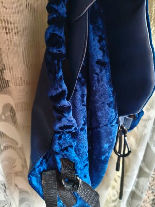 Mochila de terciopelo azul