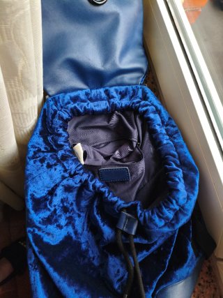Mochila de terciopelo azul