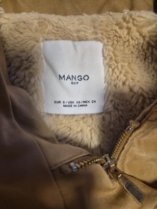 Abrigo marrón con capucha y pelo
