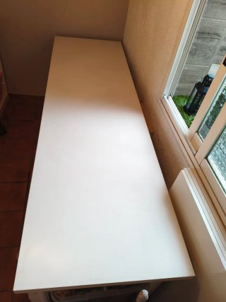 Mesa de madera blanca