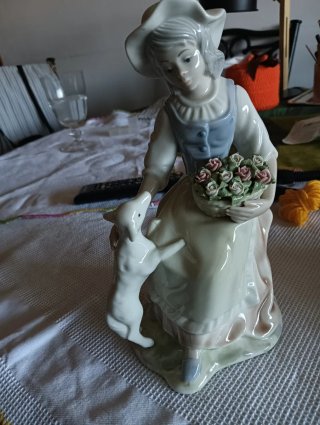Figura porcelana Lladró campesina con cordero