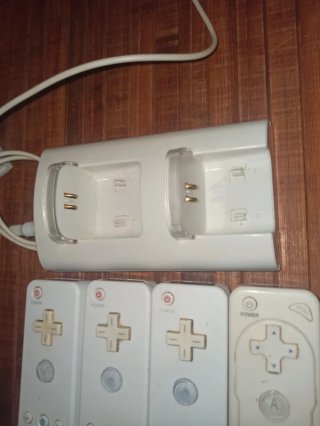 4 Mandos Wii + Base de Carga