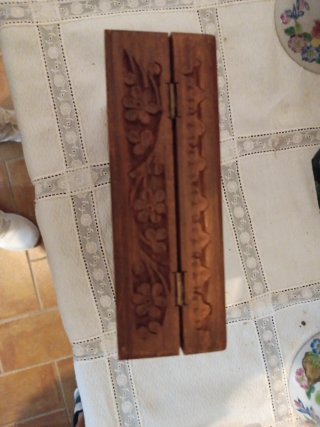 Cajita de madera tallada