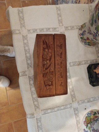 Cajita de madera tallada