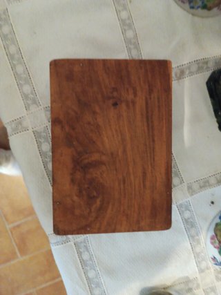 Cajita de madera tallada