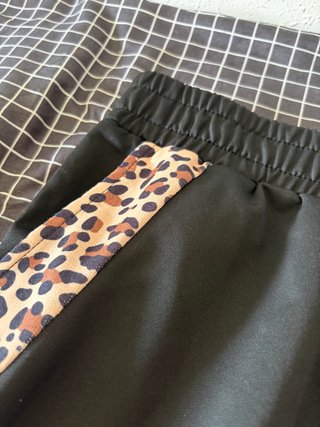 Pantalón ancho con estampado leopardo