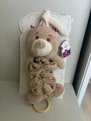 Peluche musical de oso con sonajero