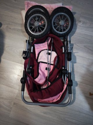 Carrito de muñecas rosa con dibujo