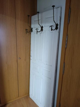 Perchero de puerta dorado y blanco