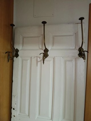 Perchero de puerta dorado y blanco