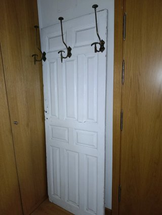 Perchero de puerta dorado y blanco