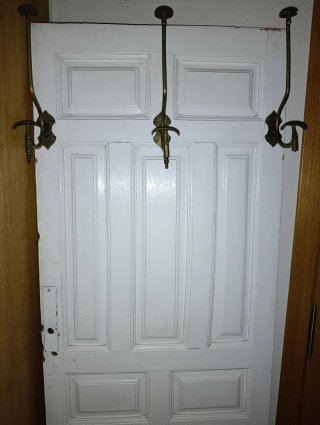 Perchero de puerta dorado y blanco