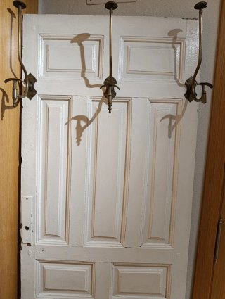 Perchero de puerta dorado y blanco
