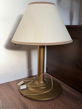 Lámpara de mesa vintage beige y dorada