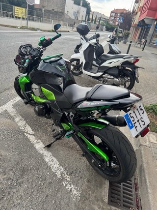 Kawasaki Z750 Naked Negra y Verde