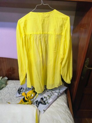 Camisa marca MO amarilla.Talla XL