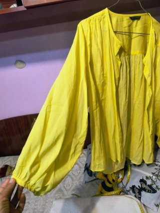 Camisa marca MO amarilla.Talla XL