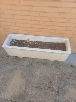 Jardinera de piedra beige y gris