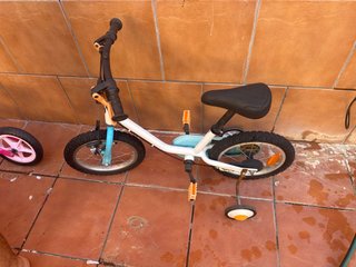 Bicicleta infantil azul y blanca