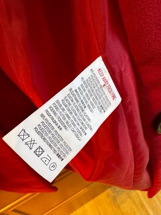 Abrigo mujer rojo.