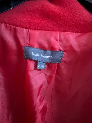 Abrigo mujer rojo.