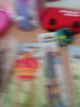Material escolar variado: lápices, clips, pincel
