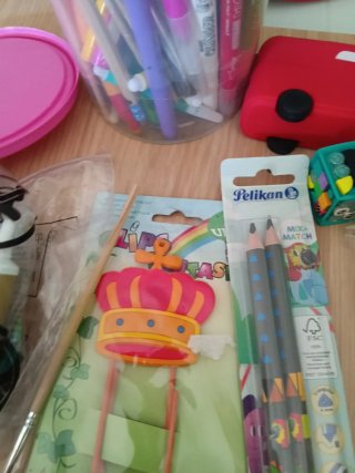 Material escolar variado: lápices, clips, pincel