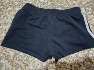 Adidas Shorts Negros con Rayas Blancas